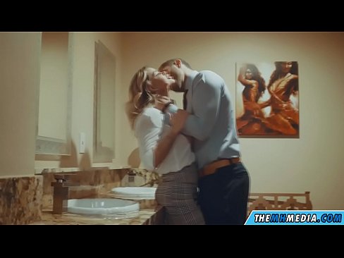 ❤️ Meta blonda busty seduces f'kamra tal-banju pubbliku ❤️ Video anali f'mt.freepornhdonlinegay.ru ❌❤
